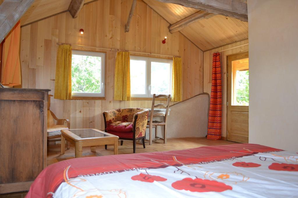 Отель La Ferme De Cagnolle Saint-Amand-de-Belves Экстерьер фото